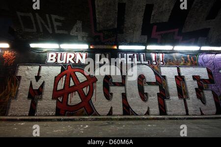 London, UK. 10. April 2013. Ein neues Stück der Graffiti-Kunst lesen "Burn In Hell Maggie" ist auf dem Display in der so genannten "Graffiti-Tunnel" auf Leake Street, London. Die Arbeit, ergänzt durch London-Graffiti-Künstler "SkyHigh" und "Born" wurde nach dem Tod von Baroness Thatcher, ex-britische Premierminister, zwei Tage zuvor aufgestellt. George Henton / Alamy Live News. Stockfoto