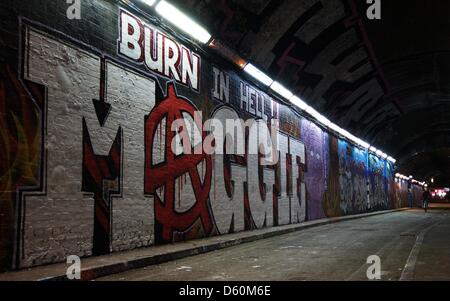 London, UK. 10. April 2013. Ein neues Stück der Graffiti-Kunst lesen "Burn In Hell Maggie" ist auf dem Display in der so genannten "Graffiti-Tunnel" auf Leake Street, London. Die Arbeit, ergänzt durch London-Graffiti-Künstler "SkyHigh" und "Born" wurde nach dem Tod von Baroness Thatcher, ex-britische Premierminister, zwei Tage zuvor aufgestellt. George Henton / Alamy Live News. Stockfoto