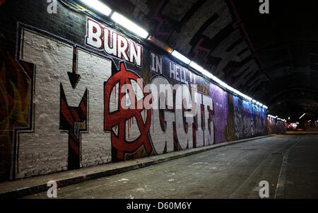 London, UK. 10. April 2013. Ein neues Stück der Graffiti-Kunst lesen "Burn In Hell Maggie" ist auf dem Display in der so genannten "Graffiti-Tunnel" auf Leake Street, London. Die Arbeit, ergänzt durch London-Graffiti-Künstler "SkyHigh" und "Born" wurde nach dem Tod von Baroness Thatcher, ex-britische Premierminister, zwei Tage zuvor aufgestellt. George Henton / Alamy Live News. Stockfoto