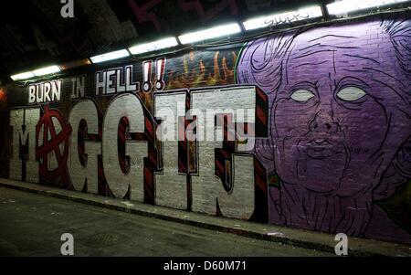 London, UK. 10. April 2013. Ein neues Stück der Graffiti-Kunst lesen "Burn In Hell Maggie" ist auf dem Display in der so genannten "Graffiti-Tunnel" auf Leake Street, London. Die Arbeit, ergänzt durch London-Graffiti-Künstler "SkyHigh" und "Born" wurde nach dem Tod von Baroness Thatcher, ex-britische Premierminister, zwei Tage zuvor aufgestellt. George Henton / Alamy Live News. Stockfoto