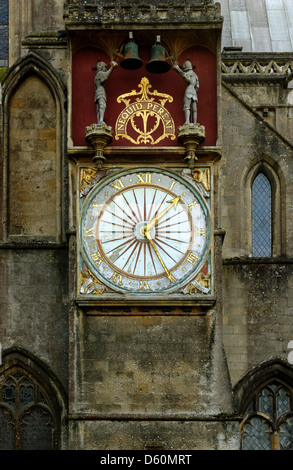 Die mittelalterliche Uhr an der Außenwand des nördlichen Querschiff, Kathedrale von Wells, Somerset, England Stockfoto