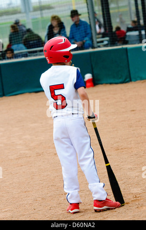 Little League Baseball Teig auf Deck. Stockfoto