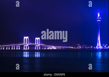 Macau Tower und Sai Van Bridge. Blick von der Taipa. Stockfoto