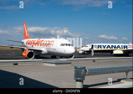 Billigflieger Easyjet Ryanair auf Asphalt Stockfoto