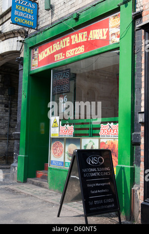 Micklegate nehmen entfernt Kebab, Burger und Huhn Gerichte zum mitnehmen, neben Schlankheits-Klinik, York, UK Stockfoto