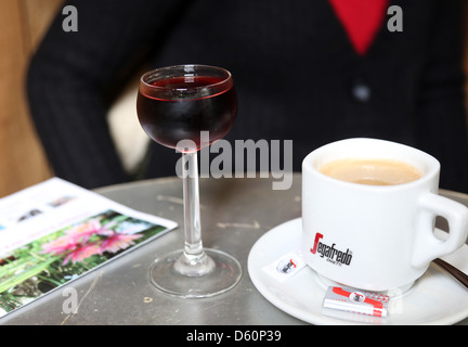 Café-Tisch mit Glas Französisch Pineau - ähnlich wie Kirsche und Café au lait Stockfoto