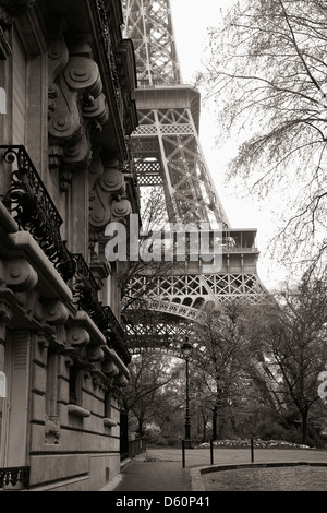 Auf der Suche nach einer Seitenstraße am Eiffelturm Stockfoto