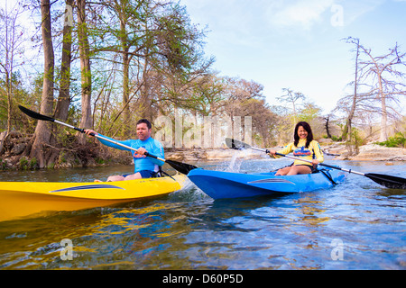 Im mittleren Alter Mann und junge Frau, Kajakfahren auf dem Frio River, Texas, USA Stockfoto