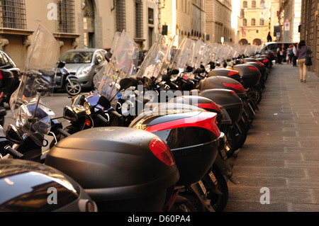 Scooter in Rom Italien Seitenstraße geparkt. Scooter-Aufbewahrungsbox, geraden Linie am Straßenrand parken Stockfoto