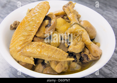 Chinesische Sojasauce Huhn Flügel Füße mit Knoblauch Champignons und schwarze Pilz Gericht Stockfoto