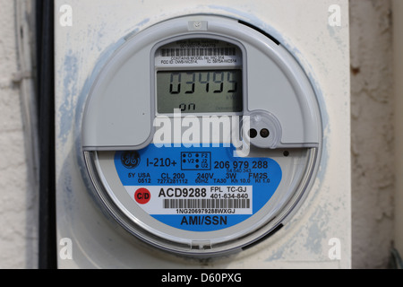eine neue digitale elektrische Strom Leistungsmesser an der Seite eines Hauses Stockfoto