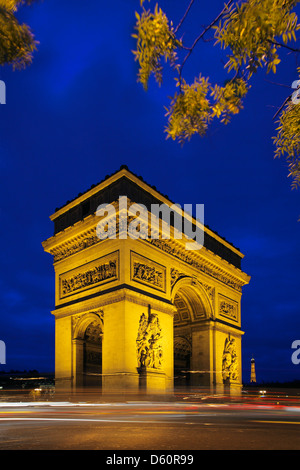 Arc de Triomphe in Paris Charles de Gaulle entgegenbringen. Stockfoto