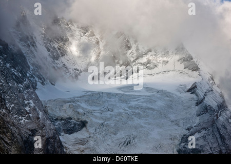 Mount Großglockner (3798m) in Wolken mit Gletschern und Gletscherspalten. Österreich. Stockfoto