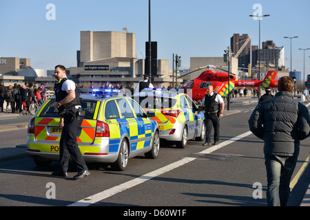 London, England - 2. April 2013: Polizei und London Air Ambulance an einem Einsatzort auf Waterloo Bridge. Stockfoto