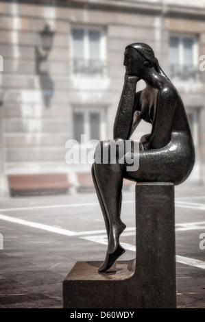 Skulptur "Den Denker" in der Plaza Carvayon neben Teatro Campoamor, Stadt Oviedo, Asturien, Spanien Stockfoto