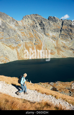 Fuß hinunter den See Velke Hincovo Pleso aus Koprovsky Sedlo, Tatra-Nationalpark, Slowakei Stockfoto