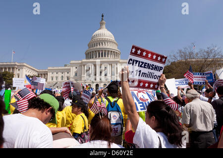Menschenmenge, die mexikanische und amerikanische Flaggen winken eine Einwanderung-Rallye in Washington, D.C. Stockfoto