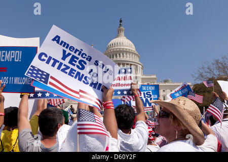Menschenmenge, die mexikanische und amerikanische Flaggen winken eine Einwanderung-Rallye in Washington, D.C. Stockfoto