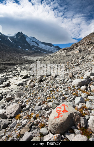 Österreich, Osttirol. Der Gletscher Viltragenkees in den Nationalpark Hohen Tauern. Vordergrund: Marker des Gletschers 2004 Stellung. Stockfoto