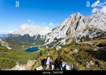 Lermoos, Österreich.  Berg Lake Seeben (Seebensee) in den Mieminger Bergen im Herbst. Stockfoto