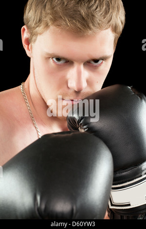 Junger Mann in Boxhandschuhe Stockfoto