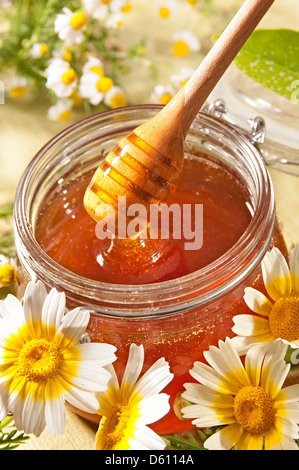 Bio-Honig in ein Glas und Wagen Stockfoto