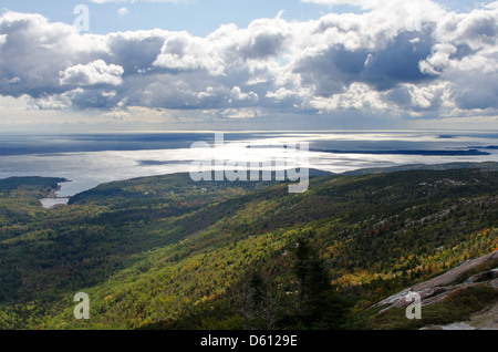 Dramatische Sonnenlicht und Wolken über den Berg und das Meer von Cadillac Mountain, Acadia National Park, Maine betrachtet. Stockfoto