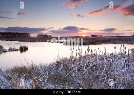 Sonnenaufgang über dem See im winter Stockfoto