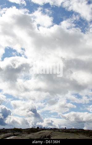 Cumulus-Wolken aufgetürmt hoch in dramatischen Sonnenlicht an der Spitze des Cadillac Mountain im Acadia National Park, Maine Stockfoto