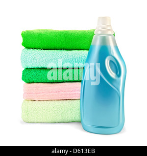 Eine Flasche des blauen Weichspüler, Stapel Handtücher isoliert auf weißem Hintergrund Stockfoto