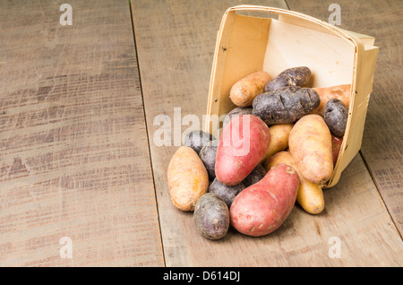 Bunte Kartoffeln in einem hölzernen Korb Stockfoto