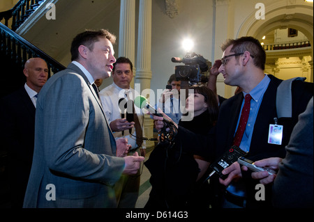 Elon Musk, CEO von Tesla Motorcars, im Texas Capitol fordert Gesetzgeber ermöglicht Tesla Elektroauto Verkauf direkt an Texas Käufer Stockfoto