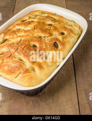 Frisch gebackene Rosmarin-Focaccia Brot in keramischen Pfanne Stockfoto