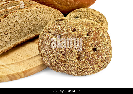 Zwei Roggen Brot, dunkles Brot auf einem Holzbrett isoliert auf weißem Hintergrund Stockfoto