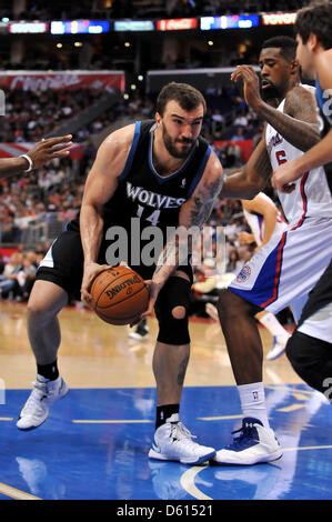 Los Angeles, Kalifornien, USA. 10. April 2013. Minnesota Timberwolves Zentrum Nikola Pekovic #14 bewegt sich der Ball in der zweiten Hälfte des NBA-Basketball-Spiel zwischen den Minnesota Timberwolves und die Los Angeles Clippers im Staples Center in Los Angeles, Kalifornien... Die Los Angeles Clippers besiegt die Minnesota Timberwolves 111-95.Louis Lopez/CSM/Alamy Live News Stockfoto