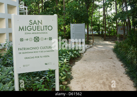 Eingang zur San Miguelito Ausgrabungsstätte angrenzend an das neue Museum Museo Maya de Cancun, Cancun, Mexiko Stockfoto