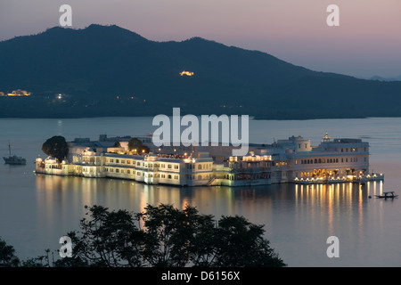 Dämmerung umfällt Pichola-See in Udaipur, Rajasthan, Indien Stockfoto