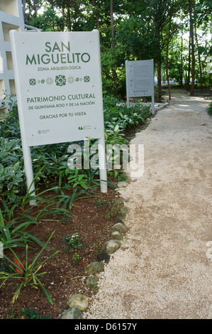 Eingang zur San Miguelito Ausgrabungsstätte angrenzend an das neue Museum Museo Maya de Cancun, Cancun, Mexiko Stockfoto