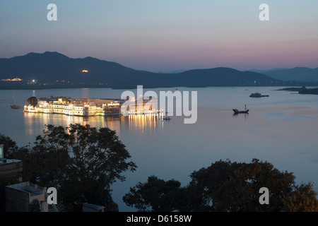 Dämmerung umfällt Pichola-See in Udaipur, Rajasthan, Indien Stockfoto