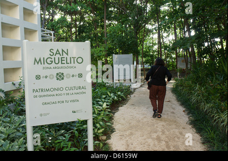 Eingang zur San Miguelito Ausgrabungsstätte angrenzend an das neue Museum Museo Maya de Cancun, Cancun, Mexiko Stockfoto