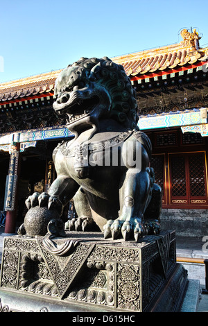 Löwe aus Bronze Statue im Sommerpalast Stockfoto