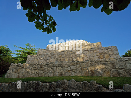 Die Pyramide, San Miguelito Ausgrabungsstätte angrenzend an das neue Museum Museo Maya de Cancun, Cancun, Mexiko Stockfoto