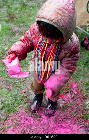 Kind mit bunten Pulver in Holi Festival Twickenham Middlesex UK Stockfoto