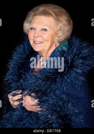 Niederländische Königin Beatrix kommt auf das 125-Jahr-Jubiläum des Konzerthauses Concertgebouw Orchestra in Amsterdam, Concertgebouw, 10. April 2013. Foto: Patrick van Katwijk Dpa/Alamy Live-Nachrichten Stockfoto