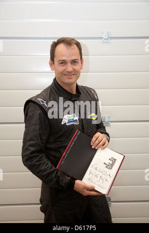 Britischer Rennfahrer Ben Collins aka "The Stig" in Silverstone Stowe Circuit, Towcester, Northamptonshire, England. Stockfoto