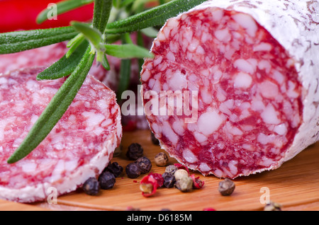 Salami auf Schneidebrett Stockfoto