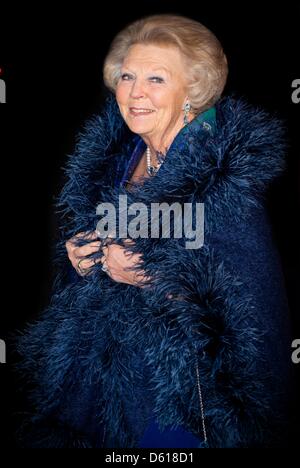 Niederländische Königin Beatrix kommt auf das 125-Jahr-Jubiläum des Konzerthauses Concertgebouw Orchestra in Amsterdam, Concertgebouw, 10. April 2013. Foto: Patrick van Katwijk und Dpa/Alamy Live-Nachrichten Stockfoto