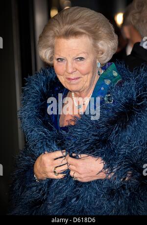 Niederländische Königin Beatrix kommt auf das 125-Jahr-Jubiläum des Konzerthauses Concertgebouw Orchestra in Amsterdam, Concertgebouw, 10. April 2013. Foto: Patrick van Katwijk und Dpa/Alamy Live-Nachrichten Stockfoto