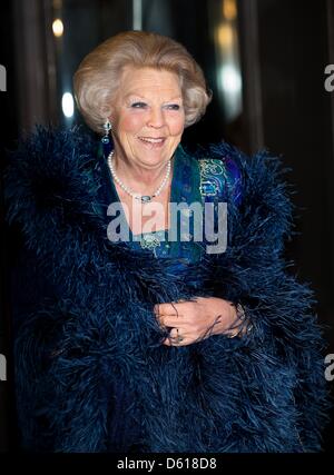 Niederländische Königin Beatrix kommt auf das 125-Jahr-Jubiläum des Konzerthauses Concertgebouw Orchestra in Amsterdam, Concertgebouw, 10. April 2013. Foto: Patrick van Katwijk und Dpa/Alamy Live-Nachrichten Stockfoto