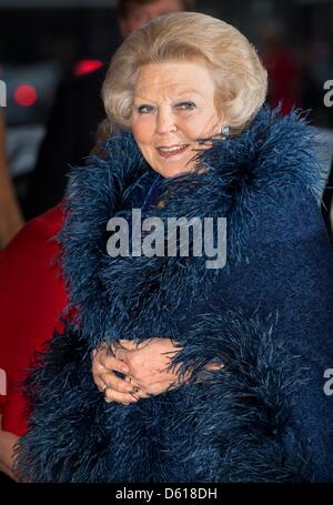 Niederländische Königin Beatrix kommt auf das 125-Jahr-Jubiläum des Konzerthauses Concertgebouw Orchestra in Amsterdam, Concertgebouw, 10. April 2013. Foto: Patrick van Katwijk und Dpa/Alamy Live-Nachrichten Stockfoto